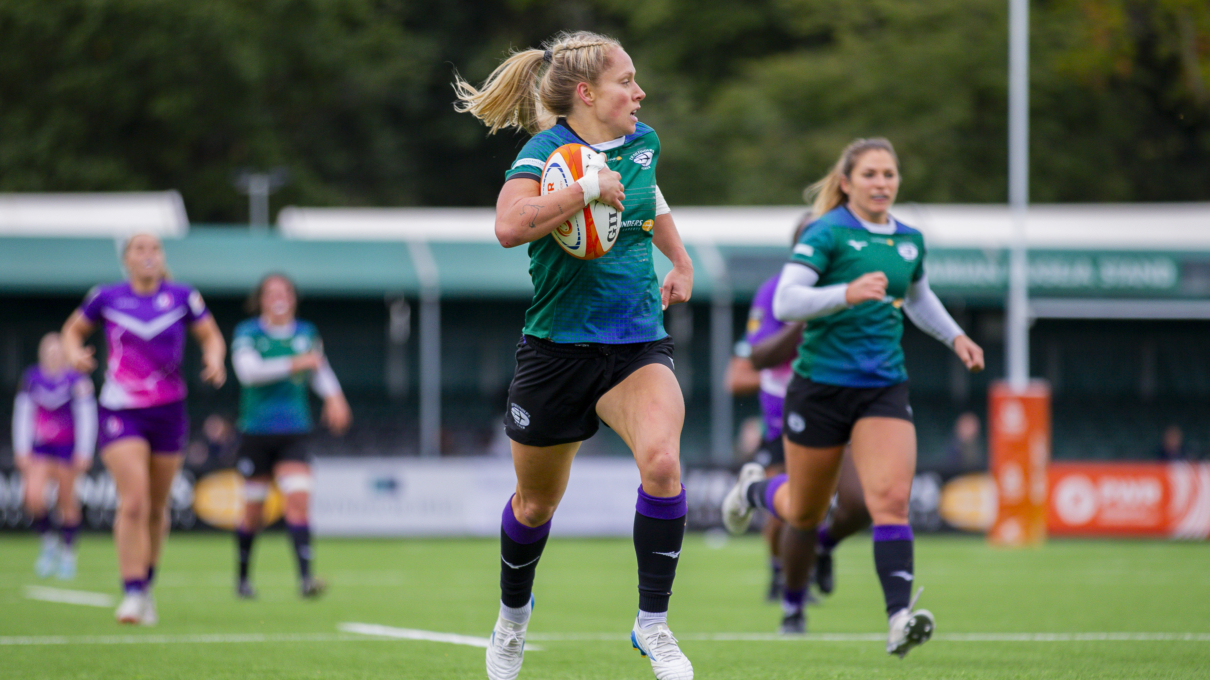 Emma Uren running with the ball for Trailfinders Women